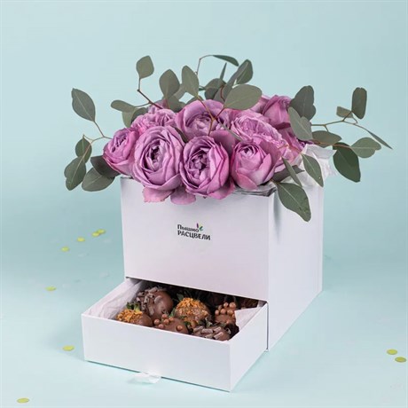 Шкатулка с кустовыми розами Лаванда Баблз и клубникой в шоколаде - фото 4611