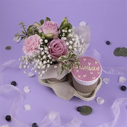Подарочный набор букет цветов из роз и диантусов "Симфония цвета" и десерт