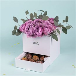 Шкатулка с кустовыми розами Лаванда Баблз и клубникой в шоколаде