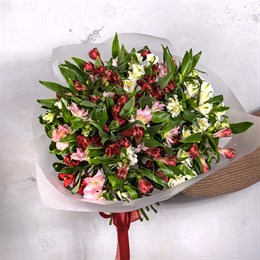 Букет цветов из ярких альстромерий, 35 шт