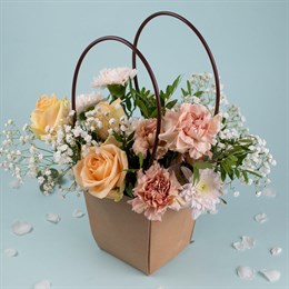 Букет цветов из роз и диантусов "Сладкая пудра" в крафтовой сумочке