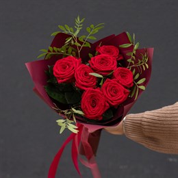 Букет цветов из 7 роз "Ред Наоми"