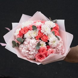 Букет цветов из роз и пышных гортензий "Сладкий зефир"