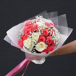 Букет цветов из белых и коралловых роз "Коралловый бриз"