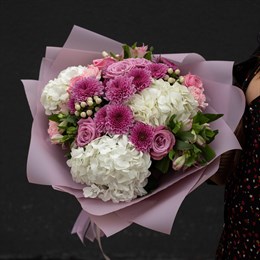 Букет цветов из хризантем, роз и пышных гортензий