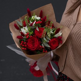 Букет цветов "Красные розы с ягодами"