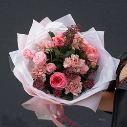Букет цветов из роз и диантусов "Сладкая пудра"