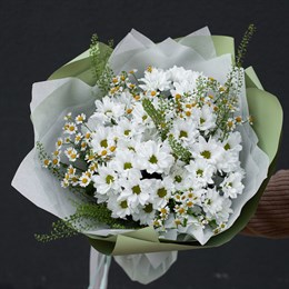 Букет цветов из ромашек и хризантем "Ромашковое поле"