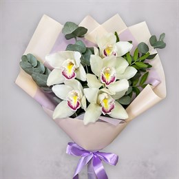 Букет с орхидеей и эвкалиптом