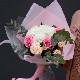 Букет цветов гортензия с розами "Розовое облако"
