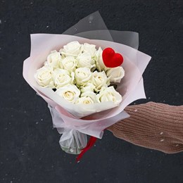 Букет цветов из белых роз Валентинка