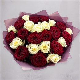 Букет цветов из 25 роз Ало-белый микс
