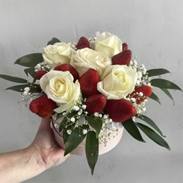 Клубника с белыми розами и гипсофилой