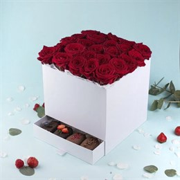 Шкатулка с Красными розами 25 шт и десертом
